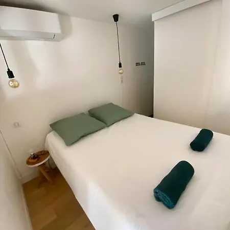 Saint Michel - Sublime T2 A Deux Pas Du Metro *