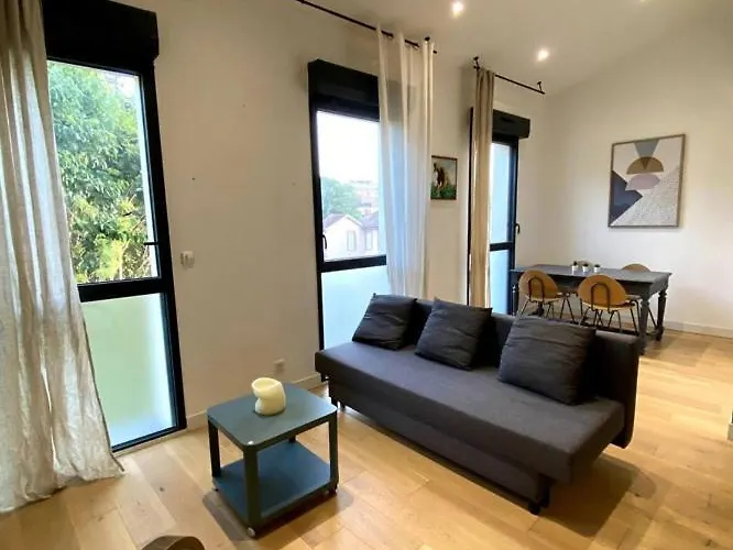 Saint Michel - Sublime T2 A Deux Pas Du Metro *